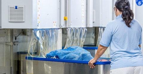 Wäsche wird aus dem Trockner geholt